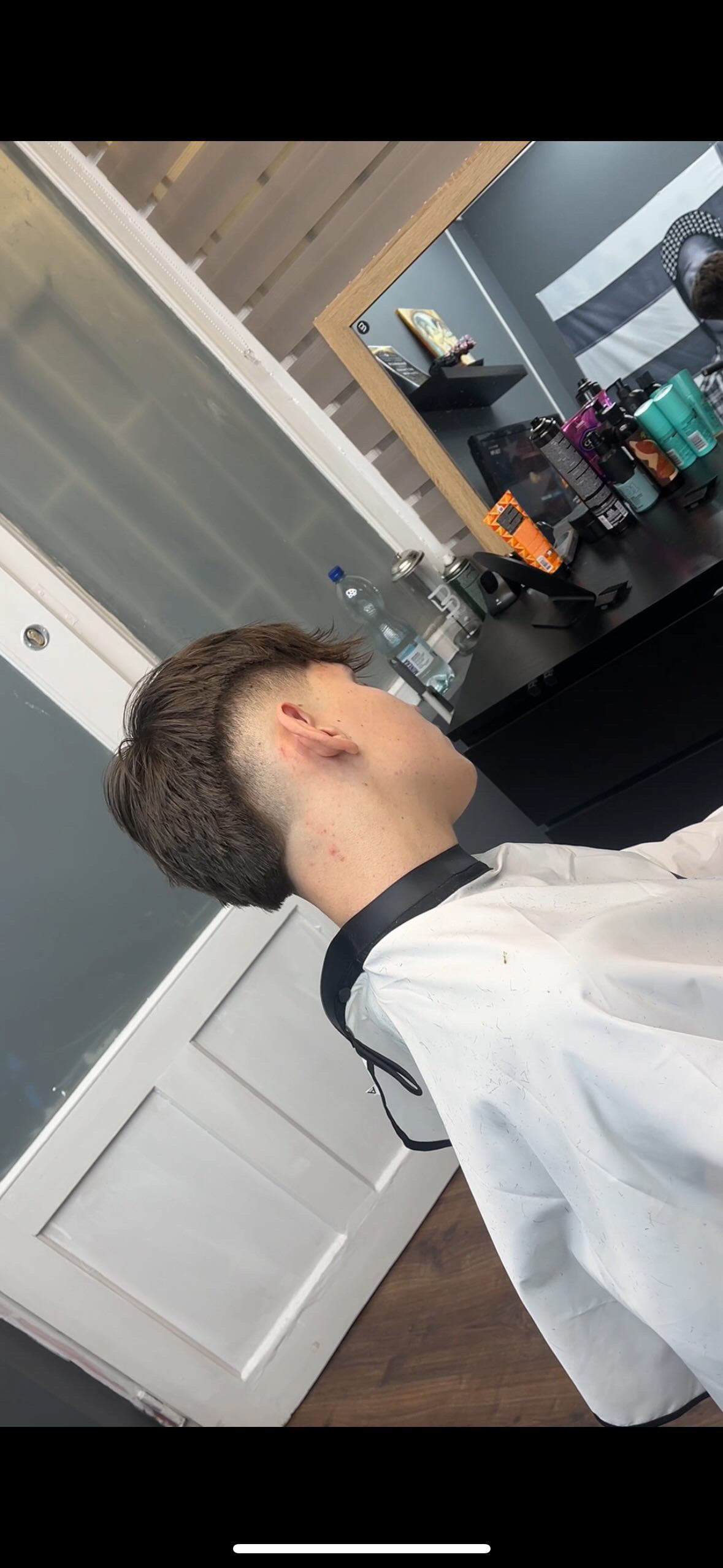 Professzionalis borbely munka - egyedi ferfi frizura